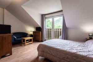 a bedroom with a bed and a large window at Studio 766 – LA TARENTAISE in Brides-les-Bains