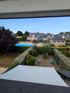 a view of a garden with a bench in a yard at Maisonnette Piriac-sur-Mer in Piriac-sur-Mer