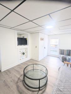 Televiisor ja/või meelelahutuskeskus majutusasutuses newly renovated 2BD, 10-minute walk to the beach