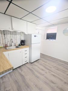 Köök või kööginurk majutusasutuses newly renovated 2BD, 10-minute walk to the beach