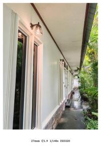 ein leerer Flur eines Hauses mit einem Fenster in der Unterkunft king s hotel in Mae Sot