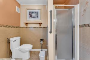 a bathroom with a toilet and a shower at Stay with Jay - Quarta Suite in Cleveland +15 photos