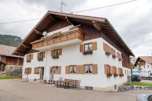 a building with a picnic table in front of it at Ferienwohnung Schaule in Bolsterlang