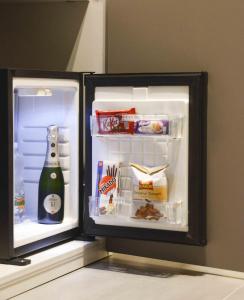 um frigorífico aberto com uma garrafa de cerveja em Bed&Cappuccini em Avellino
