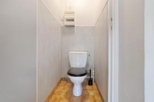 a bathroom with a white toilet in a room at 4.Les Chenes option Clim- 4 pers in Calviac +28 photos