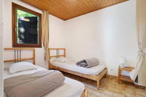 two beds in a room with a window at 4.Les Chenes option Clim- 4 pers in Calviac