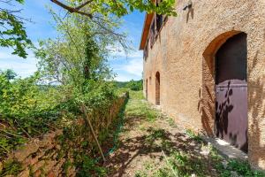 an alleyway in an old building with a wall at Le Vallocchie in Concerviano
