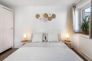 a bedroom with a large bed with two lamps at Fewo in der Altstadt - Metter in Bietigheim-Bissingen