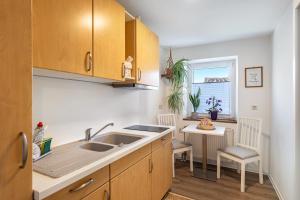 a kitchen with a sink and a table with chairs at Fewo in der Altstadt - Metter in Bietigheim-Bissingen
