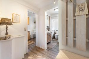 a hallway with a bathroom with a toilet and a sink at Fewo in der Altstadt - Metter in Bietigheim-Bissingen +16 photos