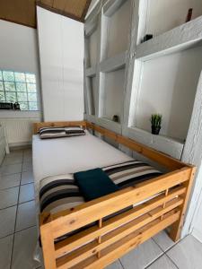 a bedroom with a bed in a room at Gemütliche Wohnung mit WLAN, TV und Parkplatz in Groß-Umstadt