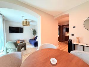 a living room with a table and chairs at Amaroo - Boarding & Serviced Apartments "Regia" in Potsdam +13 photos