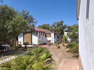a view of a house with a garden at Casa Yuxiao rincón de tranquilidad in Cádiz