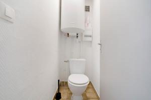 a bathroom with a white toilet in a room at 17.Les Etoiles option Clim- 7 pers in Calviac +31 photos