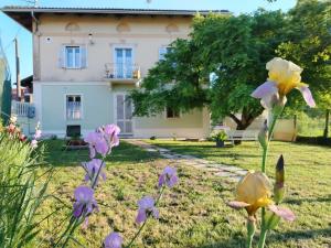 a house with flowers in front of it at Kasa - B&B by Kristel in Maglione