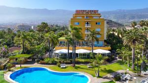 Luftaufnahme eines Resorts mit Swimmingpool in der Unterkunft Hotel Tigaiga in Puerto de la Cruz