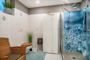 a bathroom with a toilet and a shower at Eifelraum-Relaxwohnung mit Sauna in Oberbettingen +19 photos