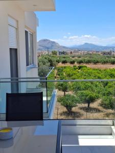 a balcony with a view of the desert at Hanna's Villagio in Korinthos
