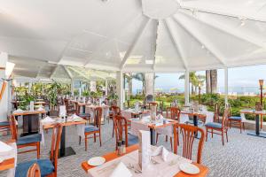 ein Restaurant mit Tischen und Stühlen und einem weißen Zelt in der Unterkunft Hotel Tigaiga in Puerto de la Cruz