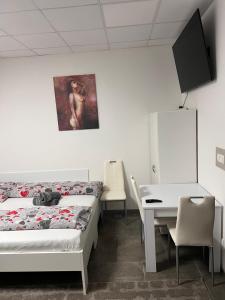 a room with a bed and a table and a desk at Centrum Apartman LEYLA 7 in Bardejov