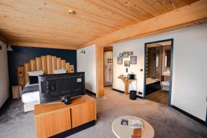 a bedroom with a bed and a tv on a cabinet at Fahrenheit Seven Val Thorens in Val Thorens
