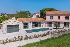 a house with a swimming pool in a yard at Villa Da Ella by IstriaLux in Krnica