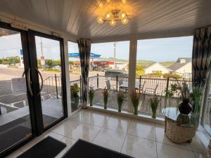 eine überdachte Veranda mit Blick auf eine Straße in der Unterkunft Ring of Kerry Hotel in Cahersiveen