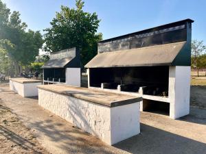 ein Gebäude mit einem Schalter in einem Park in der Unterkunft Duplex RIO EBRO in Deltebre