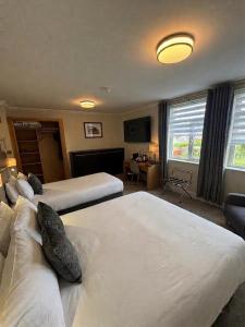 ein Hotelzimmer mit zwei Betten und einer Couch in der Unterkunft Ring of Kerry Hotel in Cahersiveen + 22 Fotos