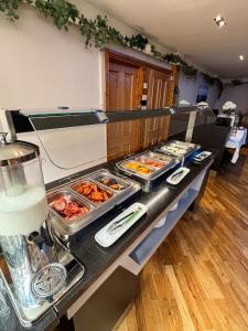 ein Buffet mit vielen verschiedenen Speisen in der Unterkunft Ring of Kerry Hotel in Cahersiveen