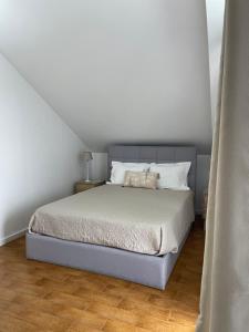 a bedroom with a bed in a white room at Quinta do Avô Brum in Flamengos
