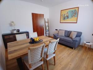 a living room with a wooden table and a couch at Apartments Nadine Mljet Komfort mit Meerblick in Okuklje