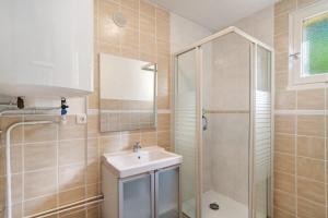 a bathroom with a sink and a shower at 7.Les rossignols option Clim-4 pers in Calviac +28 photos