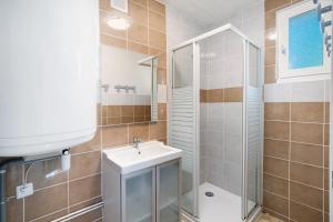 a bathroom with a sink and a shower at 6.hirondelles Option Clim- 4 pers in Calviac +27 photos