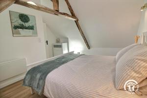 a bedroom with a bed in a room at Les pierres d'armor in Vildé-Guingalan