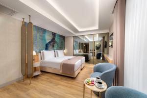 Un pat sau paturi într-o cameră la Shirisha Hotel Istanbul