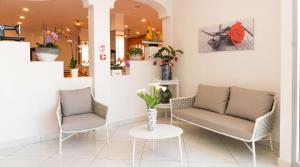 a waiting room with two chairs and a table at B&B Hotel Villa Nora in Bellaria-Igea Marina