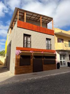 a building with a balcony on a street at Appart Angel in Espargos