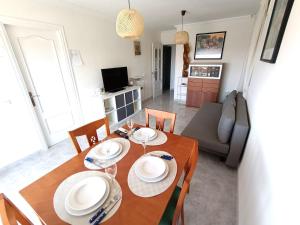 un comedor con mesa y sillas y una sala de estar en CUNIT PLaYA, en Cunit