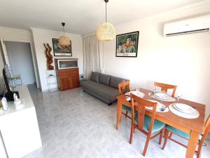 una sala de estar con una mesa y un sofá en CUNIT PLaYA, en Cunit