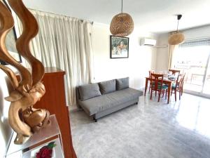 una sala de estar con un sofá y una mesa en CUNIT PLaYA, en Cunit