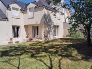 a house with a large yard with a tree at La Maison du Petit Port in Nantes