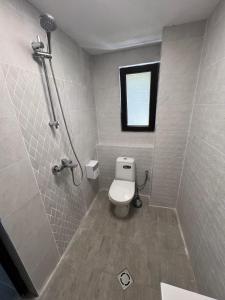 a small bathroom with a toilet and a shower at Къща за гости Зафирови in Ribarica