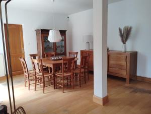 a dining room with a table and chairs at La Maison du Petit Port in Nantes