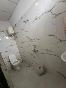 a bathroom with a toilet and a sink at Kailashi Hotel Har ki pauri in Haridwār