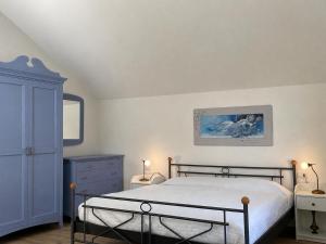 a bedroom with a bed and a painting on the wall at Casa Caprice in Cannero Riviera