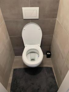 a bathroom with a white toilet in a stall at Slnečný byt pri lesoparku in Prievidza +1 photo