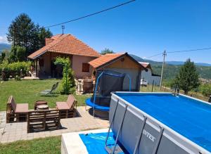 a house with a swimming pool in a yard at Vikendica i apartman HS in Pirot
