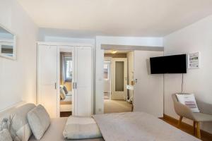 a bedroom with a bed and a tv in a room at Fewo in der Altstadt - Enz in Bietigheim-Bissingen