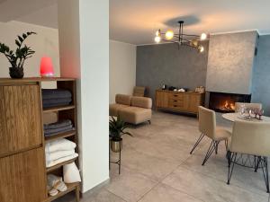 ein Wohnzimmer mit einem Tisch und einem Kamin in der Unterkunft Hotel Sanvilla in Sigulda + 43 Fotos